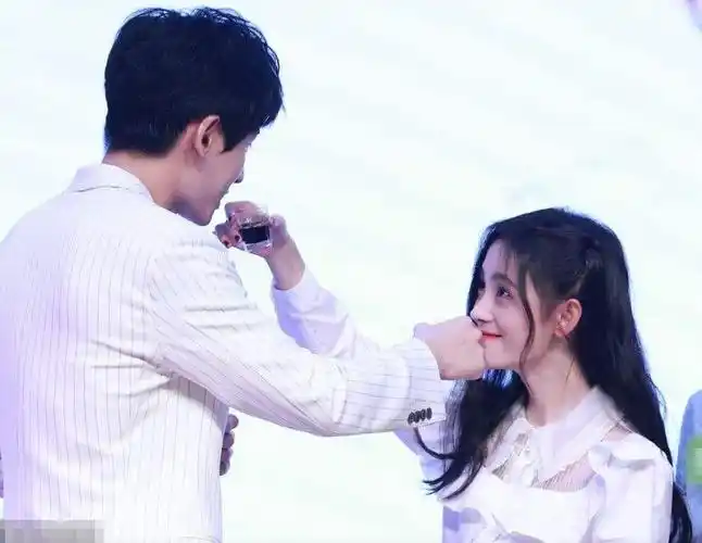 鞠婧祎是张哲瀚,看到谭松韵的全网沸腾张哲瀚抱不动鞠婧祎?