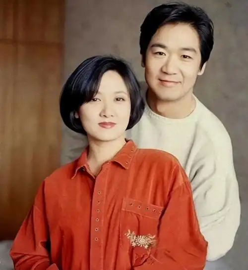 张国立感到对前妻很对不起,他不仅把赴南极拍戏挣来的片酬都给了她,还