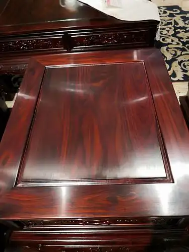 黑酸枝的纹理也是大红酸枝的替身,年龄清晰透底,如魂如梦的大山纹,无