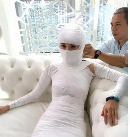 网友晒出一组杨幂全身都被裹上了白色纱布的造型