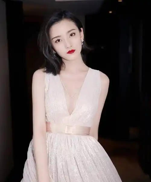 宋祖儿深v白色礼服性感烈焰红唇写真_祖儿_礼服_写真