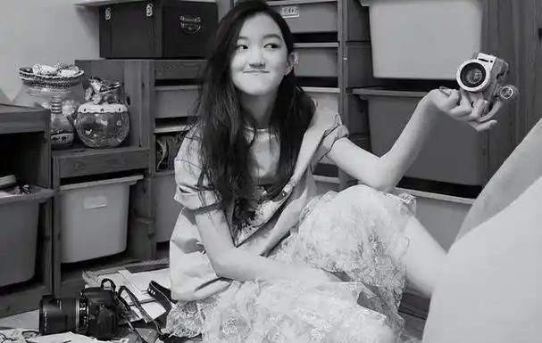 王菲亲吻女儿额头,李嫣撞脸韩雪变太美!