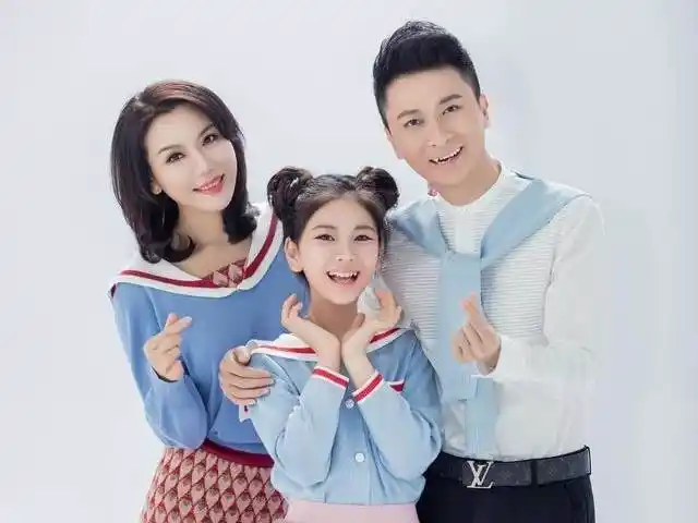 11岁的李昕融人火歌也火她的父母也大有来头