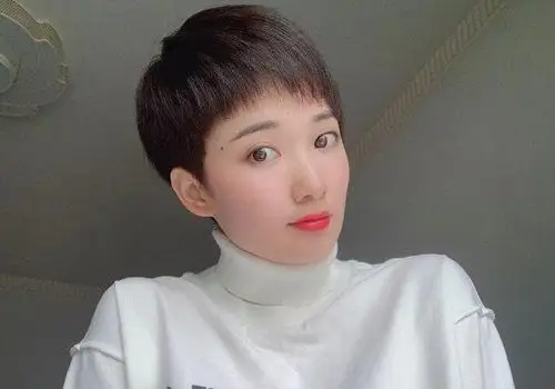 50岁剪短发年轻又时髦中年大胖脸女士显年轻且新潮的短发设计