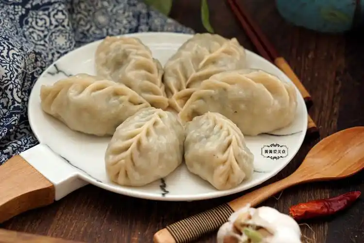 原创冬至将至,我家更爱吃蒸饺,皮薄大馅格外鲜,好吃不上火