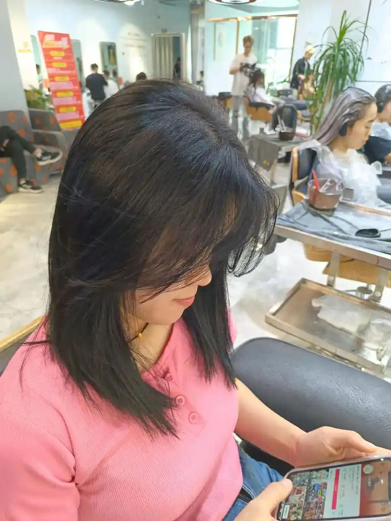 染黑色头发会不会不自然呢