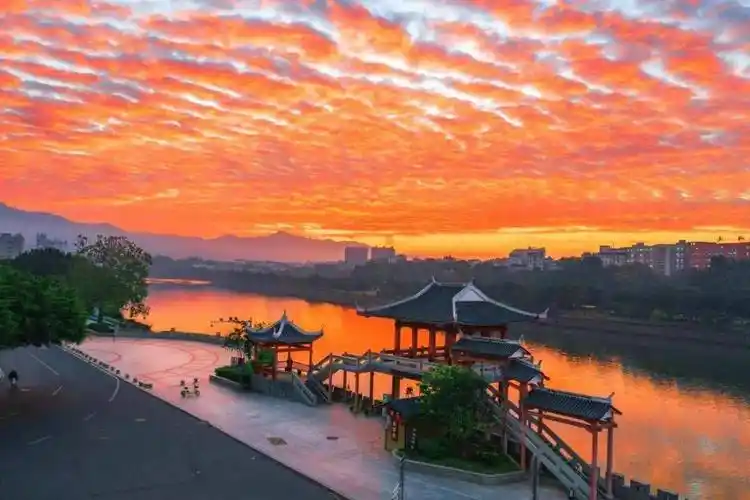 上杭蓝是水天一色的辽阔景象是江水的深邃是天空的纯净蓝旧县河杭城