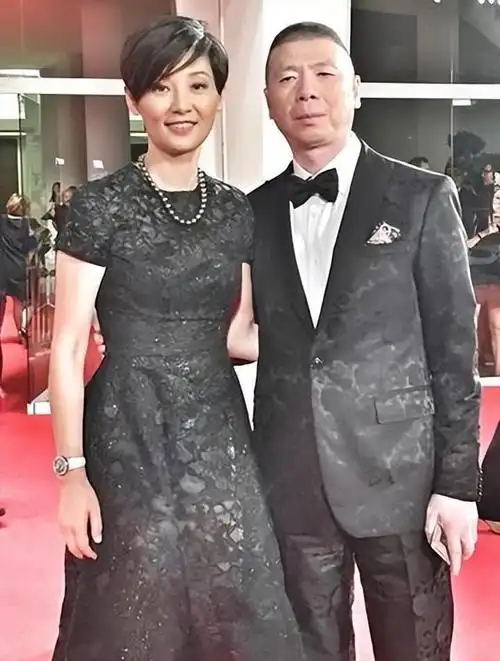 徐帆收养的女孩朵朵,长得好似冯小刚,徐帆也当宝贝一直养着