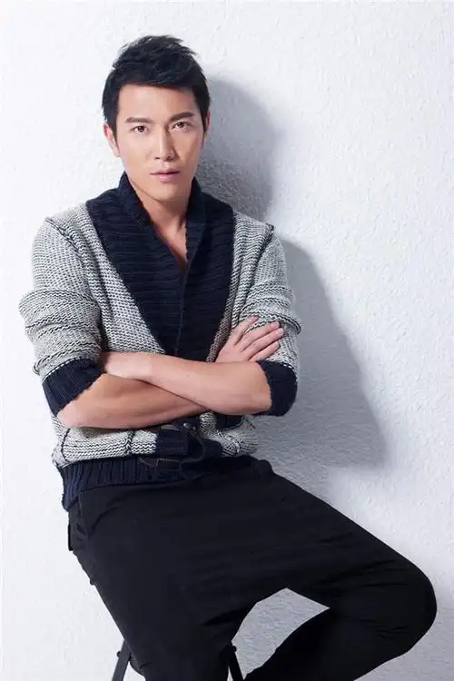 《利刃出击》张进曝时装写真 绽放笑容温暖帅气