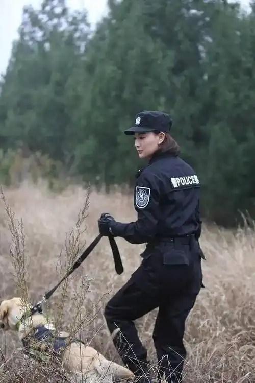 《警花与警犬》侯梦莎:警犬教会我勇敢