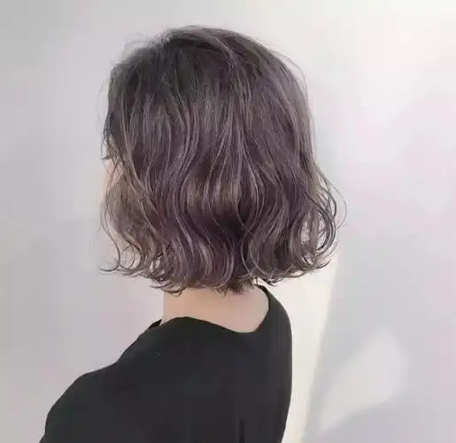 她们的眼球,而今年最盛行的长发纹理烫发型就是这样的一款女生发型