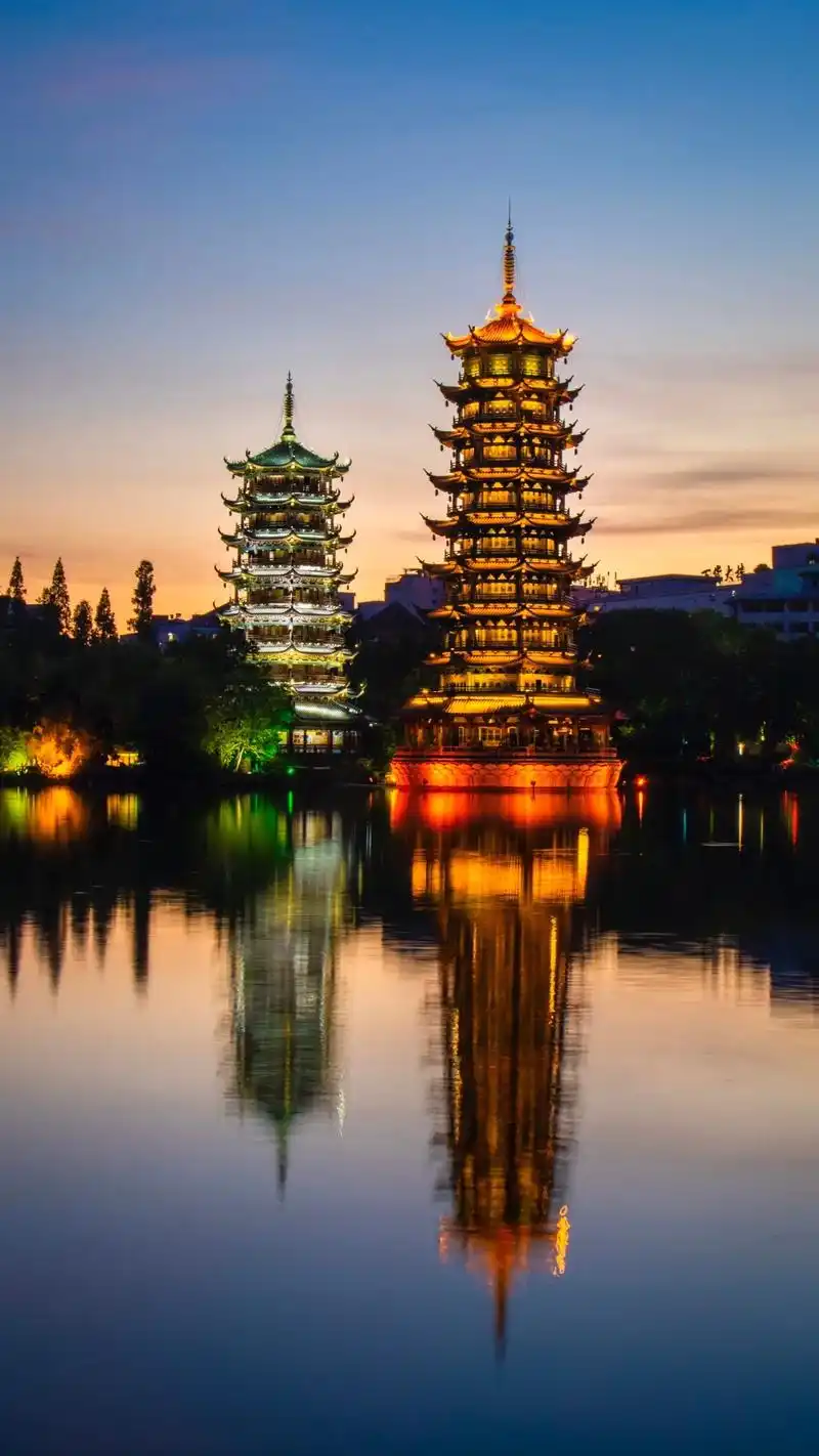 亮灯那一刻真的很惊艳#摄影#桂林#日月双塔夜景 - 抖音