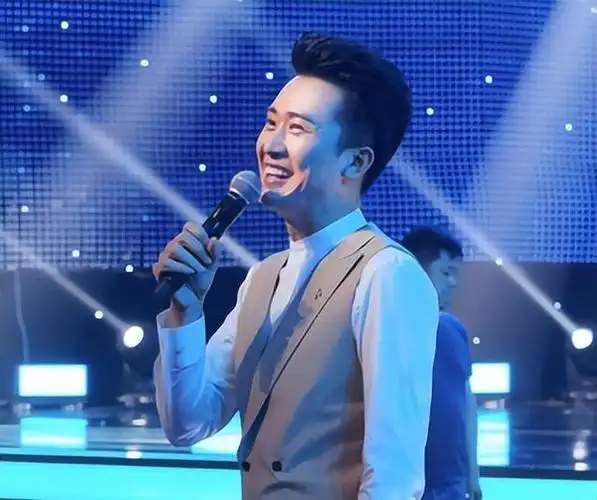 央视主持人杨帆:娶初恋女友,与岳母成朋友,如今家庭事业双丰收