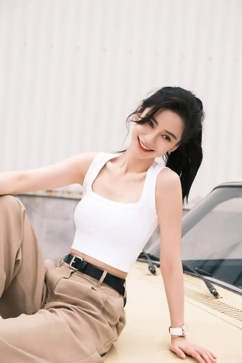 杨颖白色小背心搭棕色长裤白色板鞋 扎起头发 笑容灿烂 青春活力