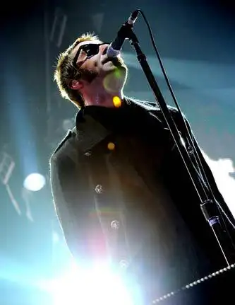 著名摇滚乐队oasis开唱 主唱黑超遮面酷劲十足