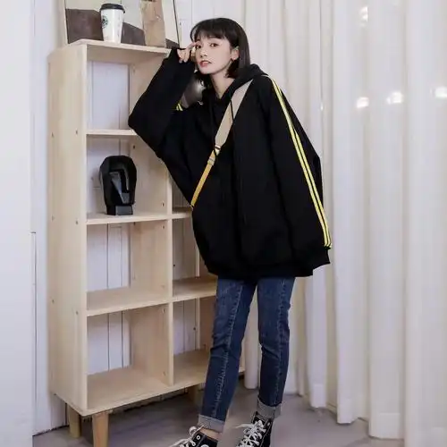 黑色卫衣搭配(黑色卫衣搭配黑色裤子好看吗)