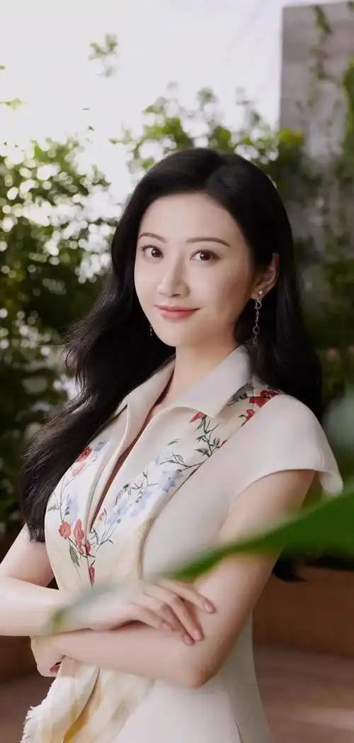 气质优雅颜值身材超级好的女明星大家知道她是谁吗