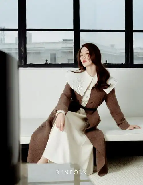 刘诗诗初秋气质大片释出 微卷长发造型优雅慵懒温柔干练