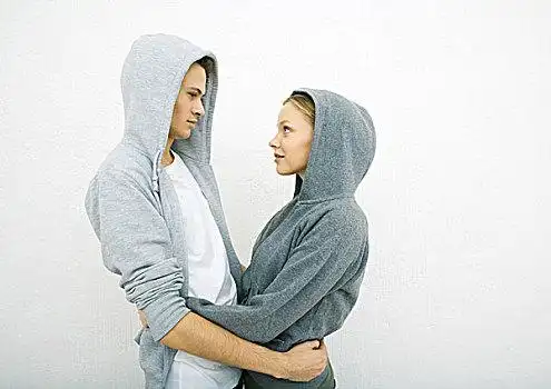 年轻,情侣,穿,兜帽,运动衫,搂抱,腰部,面对面