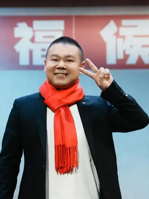 岳云鹏把红围巾焊在脖子上吧##岳云鹏红围巾造型