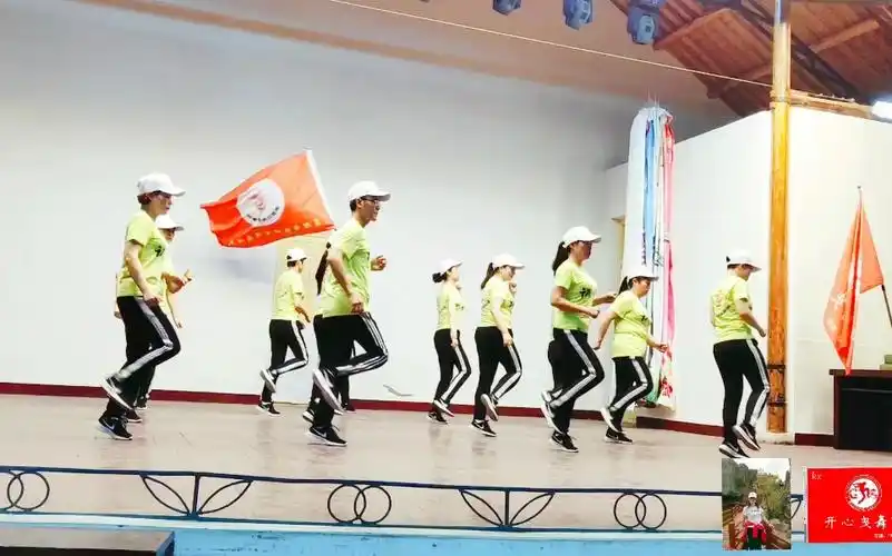 鬼步舞《开心曳舞团》13人队形在巢湖市黄麓师范演出_哔哩哔哩_bili