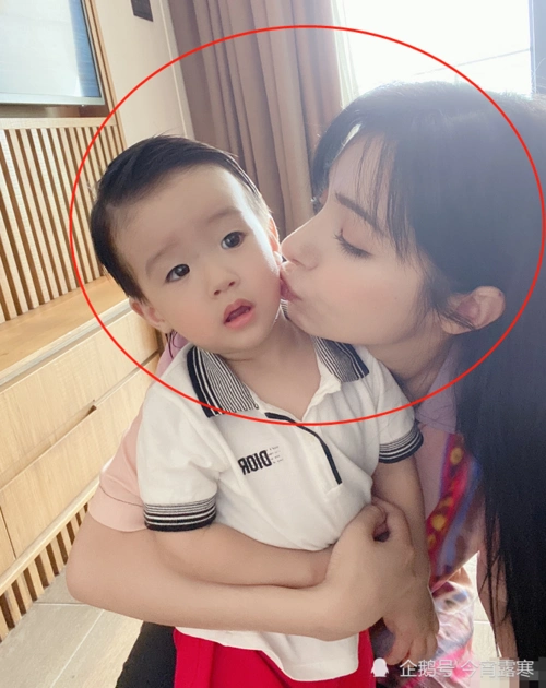 麦迪娜抱儿子拍照1岁半的丹尼尔留起大背头比爸爸姜潮还帅