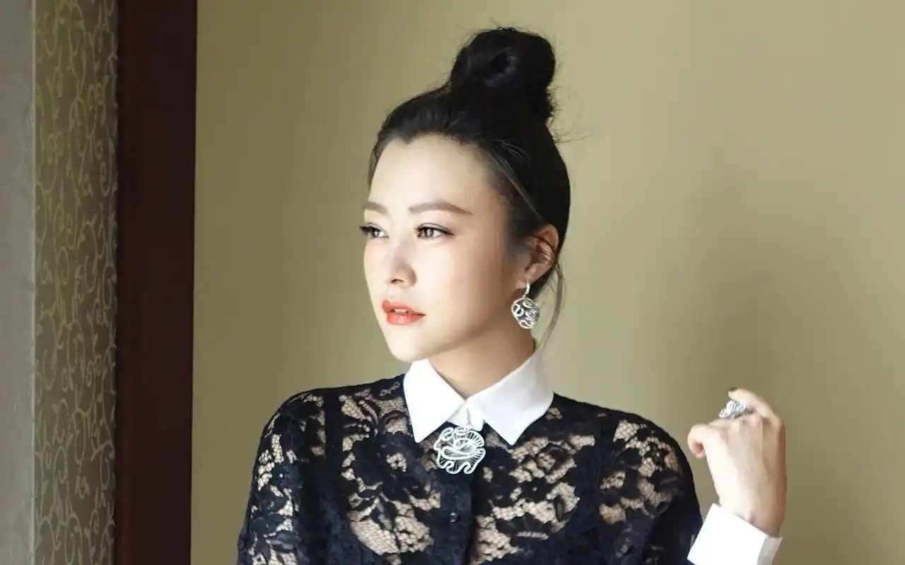 郝蕾黑色蕾丝裙气质美图电脑高清壁纸