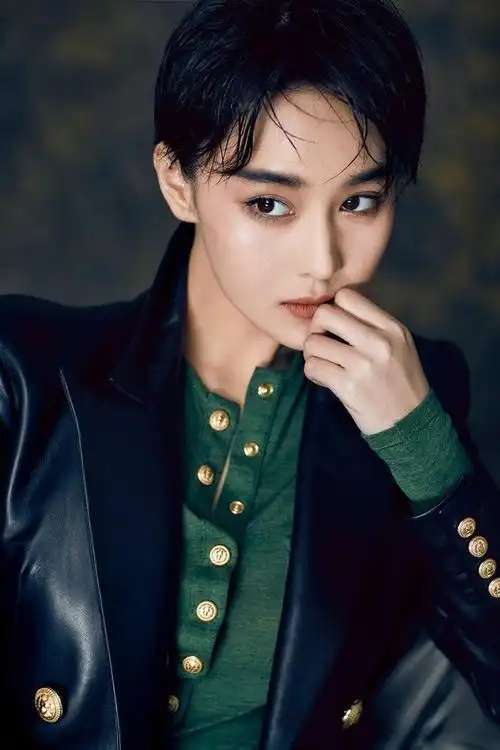 美女明星张馨予帅气短发中性服装亮相,网友评论有亮点!