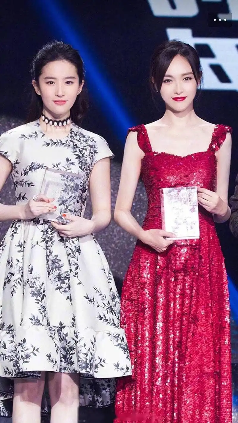 刘亦菲和唐嫣这张合照好"红玫瑰与白玫瑰".