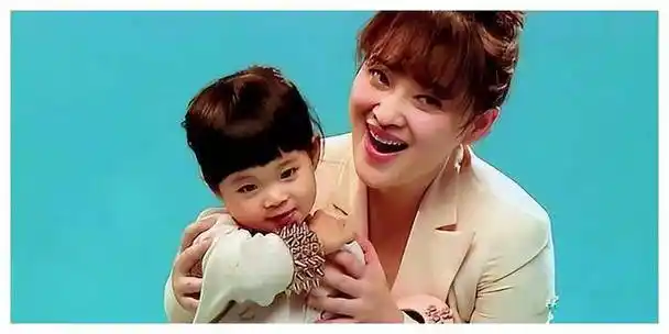 梅婷女儿华服出镜,风姿绰约,以气质夺人优雅,征服全场_音乐_父母_钢琴