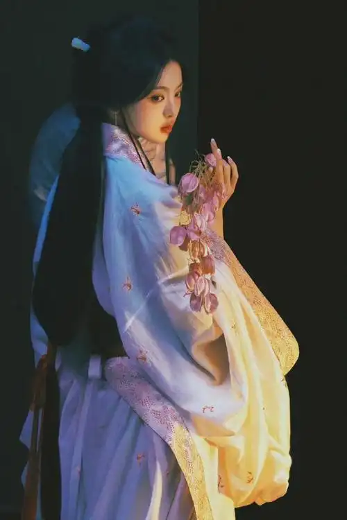 杨超越唐风古装造型惊艳全场,美貌与才华并存!