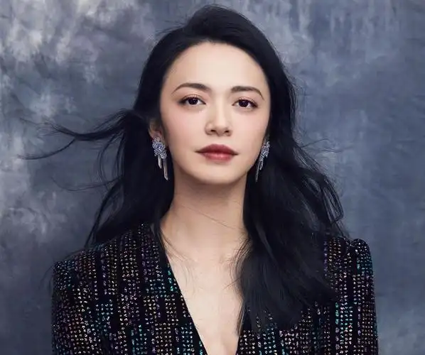 姚晨8岁儿子近照,身材高挑快到妈妈肩膀,小眼呆萌五官太像爸爸