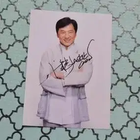 成龙给30年影迷签名,成就30年影迷梦,一笔签名携刻影迷深情岁月