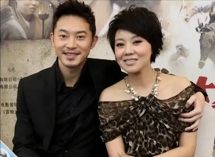 "佟掌柜"闫妮往事被考古:有一种感情供起来是佛,玩起来是泥!