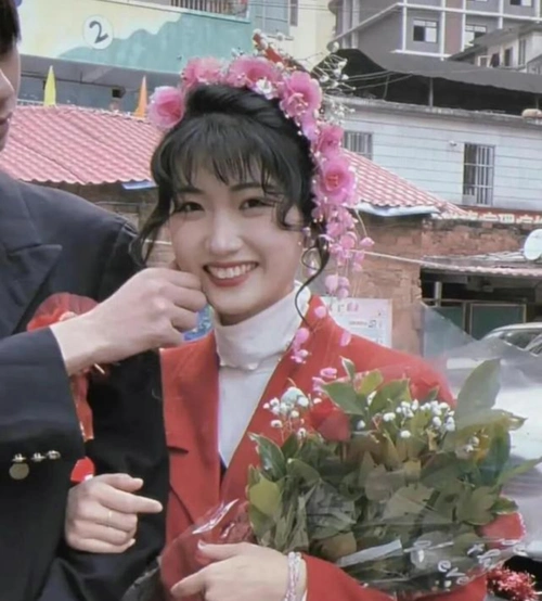 幸福回忆杀网友晒妈妈当年结婚照90年代婚纱比想象中更美