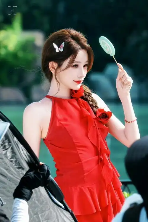 snh48新歌薄荷糖上线##周诗雨是snh48泳装单c位