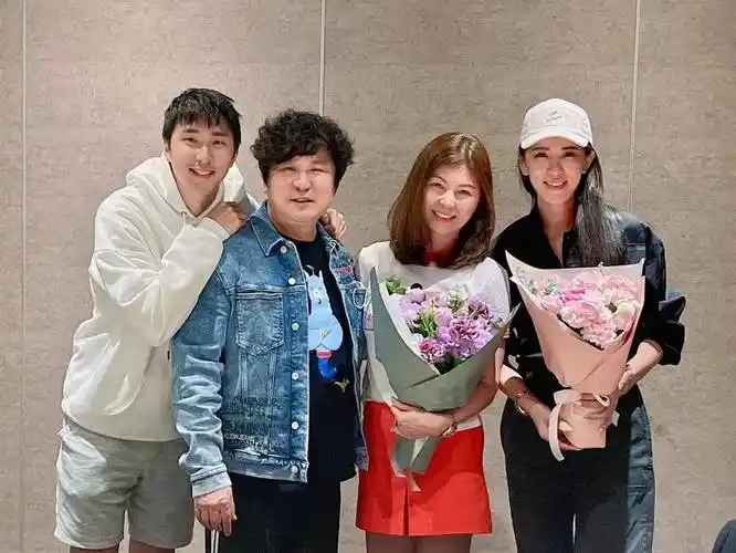 小祯甜晒全家福「丁柔安却被酸爆」:她不忍了_胡瓜_网友_一家人