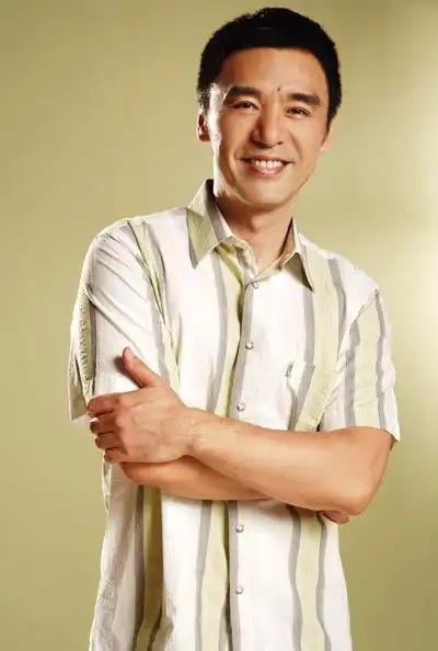 p>钟镇涛(kenny bee),1953年2月23日出生于香港,中国香港男歌手,音乐