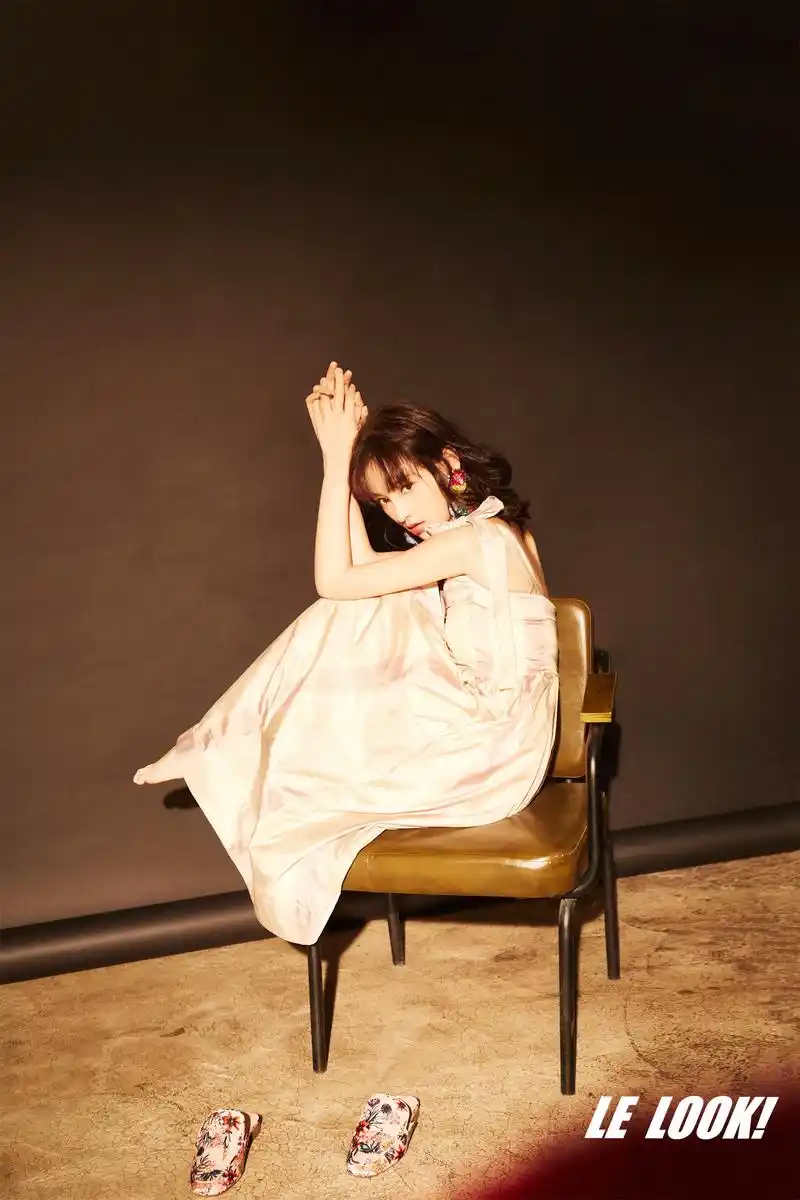 美人·玉足·黄灿灿