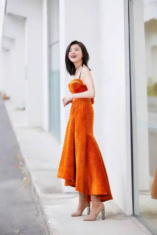 侧颜杀!陈辰时尚清新尽显俏皮感