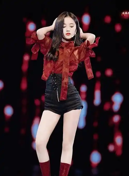 鞠婧祎穿红衬衫配黑高腰短裤,凹出了大长腿,真的只有159?