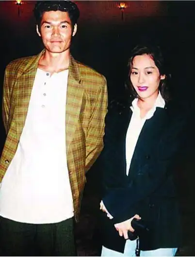 传奇女歌手关淑怡跟不丹活佛的儿子15岁,似港星周文建