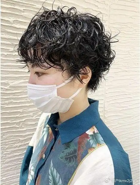女士短发纹理烫,蓬松时尚显发量,喜欢短发的姐妹别错过