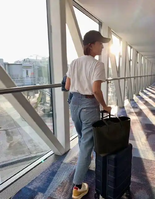 孙燕姿出镜20周年好"奔放",赤脚穿t恤唱歌,42岁芳龄22岁状态_牛仔裤