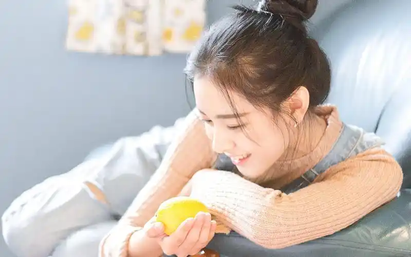 清新可爱的丸子头少女桌面壁纸下载高清大图预览1920x1200_美女壁纸