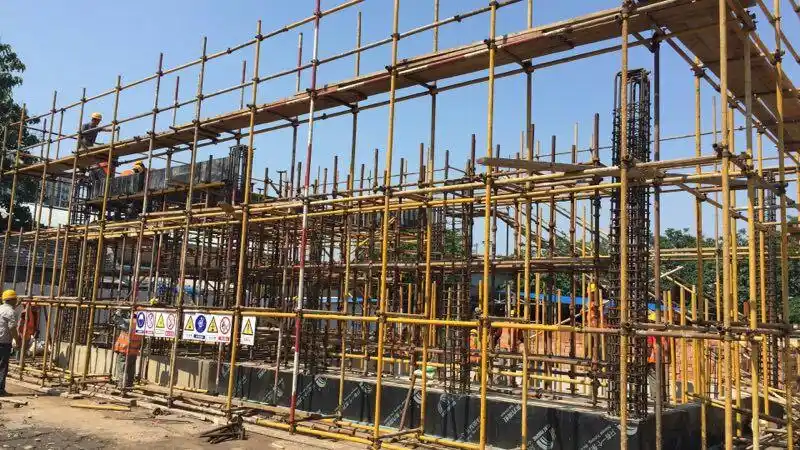 ①进行脚手架搭设,安装柱子模板,施工人数:12人(架子工6人,木工6人).