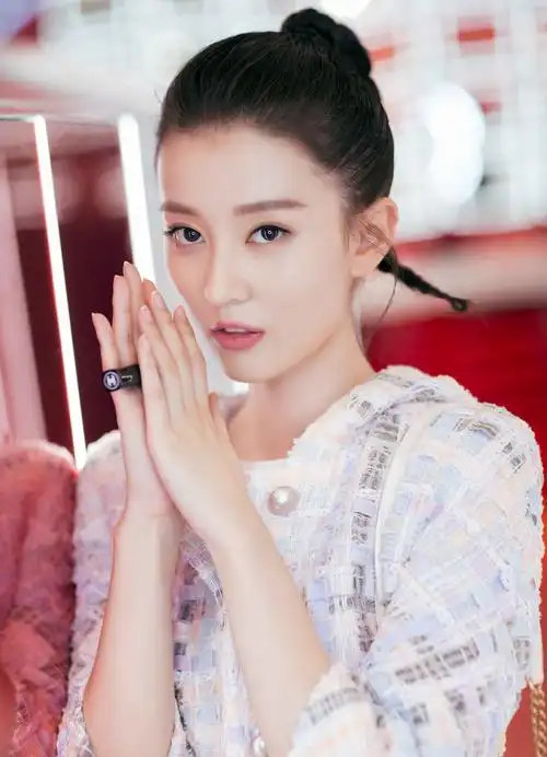 乔欣清爽现身品牌活动与超模金大川互动捧脸杀