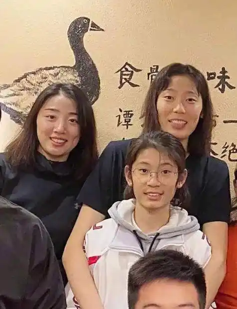 前文说了,朱婷家里一共五个姐妹还有一个最小的弟弟,从这不难看出父母