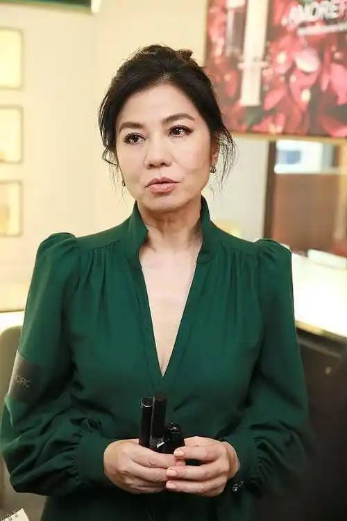 60岁钟楚红一点不显老,绿色条纹连衣裙优雅清新显年轻,超有韵味_时尚