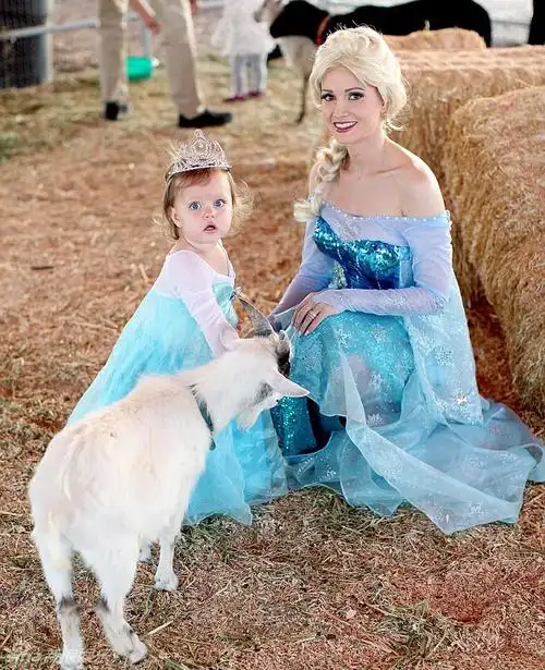 《冰雪奇缘》万圣节真人版 萌娃抢镜